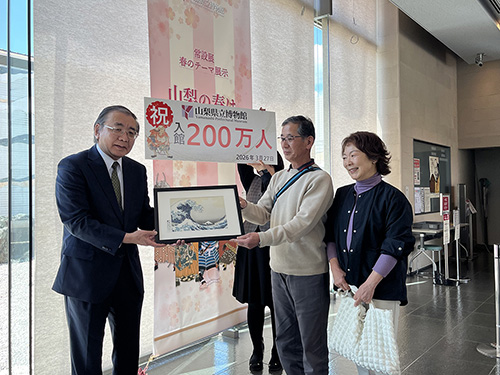 200���l�L�O�i����