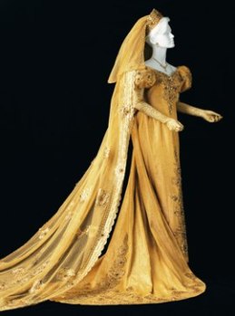 黄金のウェディングドレス