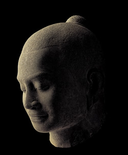 ジャヤヴァルマン7世の尊顔（国家重要作品・プノンペン国立博物館）