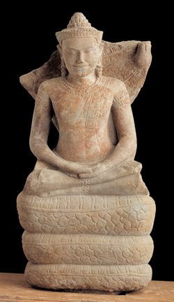 盛装したナーガ上の仏陀像（シハヌーク・イオン博物館）
