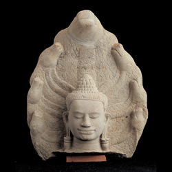 七つ頭のナーガに見守られた禅定仏尊顔（シハヌーク・イオン博物館）