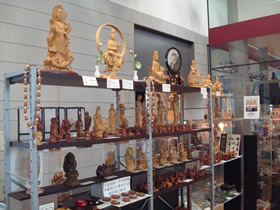 仏像などの木彫作品の数々