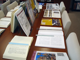 シンボル展関連図書コーナー