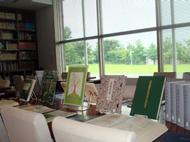 シンボル展関連図書コーナー