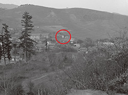 明治45年春に撮影された愛宕山のふもとに若尾像（の白い台座）がみえる
