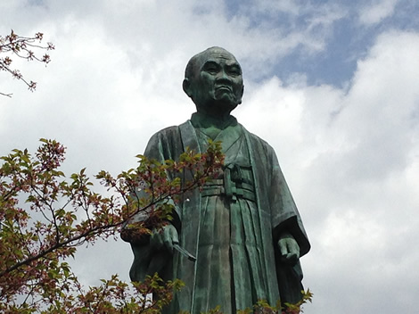 隆巌院の若尾逸平像(その1)