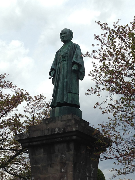 隆巌院の若尾逸平像(その2)