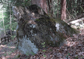 虎御前と鏡立石