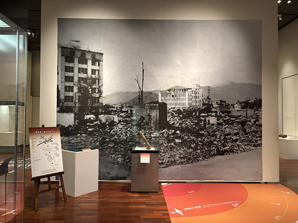 焼け野原となった甲府市街地の古写真グラフィックと焼夷弾